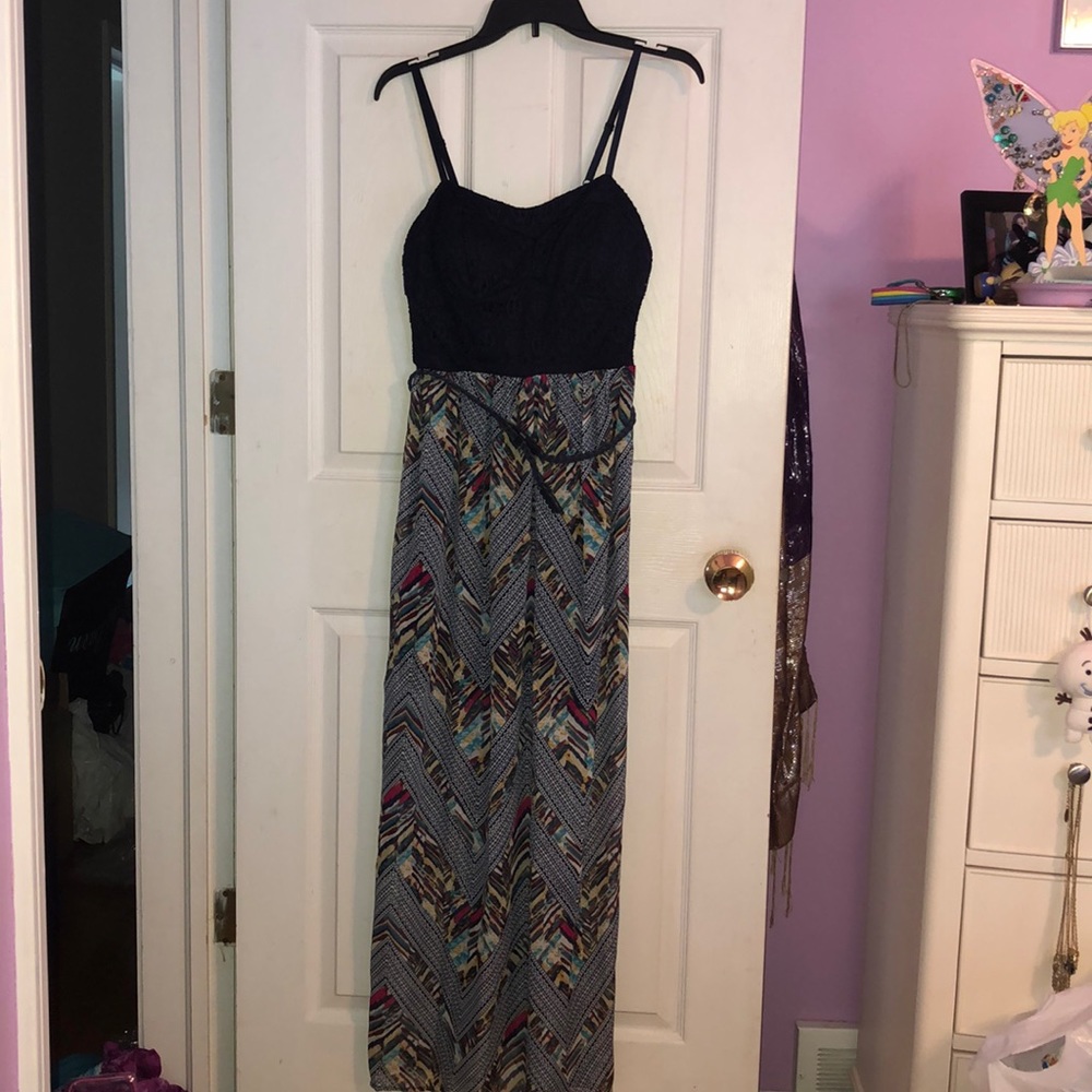 Maxi Dress with belt and Lace Details
